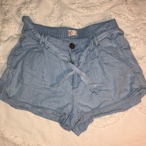 Cloth shorts with ribbon belt